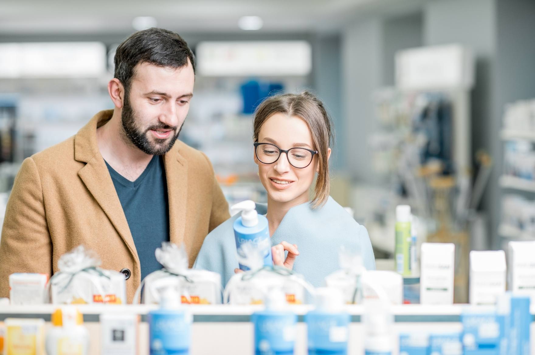 Clientes comprando en una farmacia